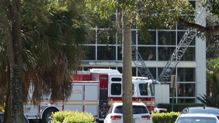 Imagen de archivo de un camión de bomberos de Miami llegando a un edificio en Sunrise, Florida. (MICHELE EVE SANDBERG/AFP vía Getty Images)
