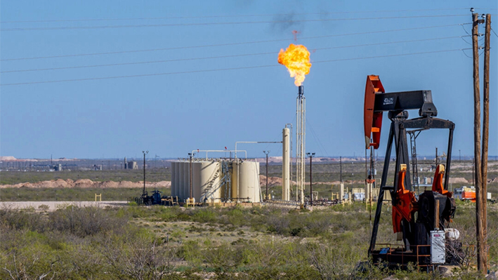 Una bomba de extracción de petróleo cerca de las inmediaciones de Callon Petroleum en Monahans, Texas, el 27 de marzo de 2024. (Brandon Bell/Getty Images)