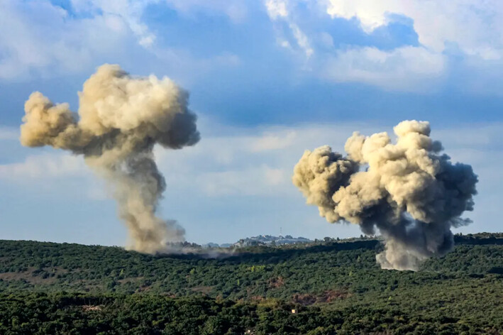 Columnas de humo se elevan desde el lugar del ataque israelí que tuvo como objetivo las afueras de la aldea de Zibqin, en el sur del Líbano, el 22 de septiembre de 2024. (Kawnat Haju/AFP vía Getty Images)