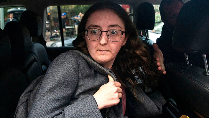 Caroline Ellison ex directora ejecutiva de Alameda Research fundada por Sam Bankman-Fried se equivoca de coche al salir del tribunal federal de Manhattan tras testificar en Nueva York el 10 de octubre de 2023. (Eduardo Muñoz Alvarez/Foto AP)