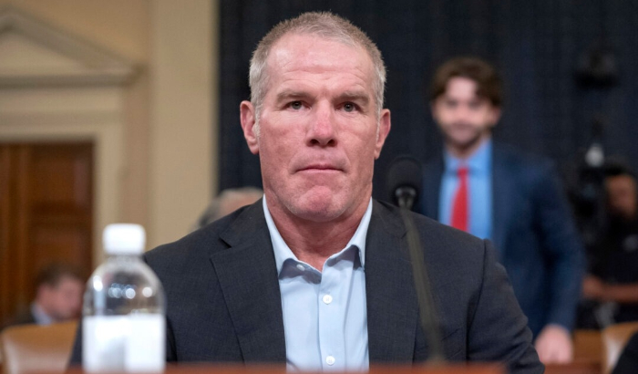 El ex quarterback de la NFL Brett Favre comparece ante el Congreso en el Capitolio en Washington el 24 de septiembre de 2024. Mark Schiefelbein/Foto AP)