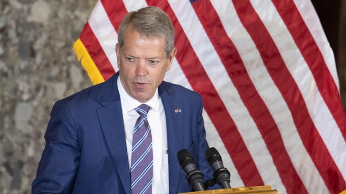 El gobernador de Nebraska, Jim Pillen, habla durante la ceremonia de dedicación de la estatua de la escritora y novelista estadounidense Willa Cather, en la Sala de las Estatuas del Capitolio de Estados Unidos, en Washington, el 7 de junio de 2023. (Jim Watson/AFP vía Getty Images)