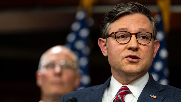 El presidente de la Cámara de Representantes, Mike Johnson (R-La.), en una rueda de prensa tras una reunión de la Conferencia Republicana de la Cámara en el Capitolio el 10 de septiembre de 2024. (Kent Nishimura/Getty Images)