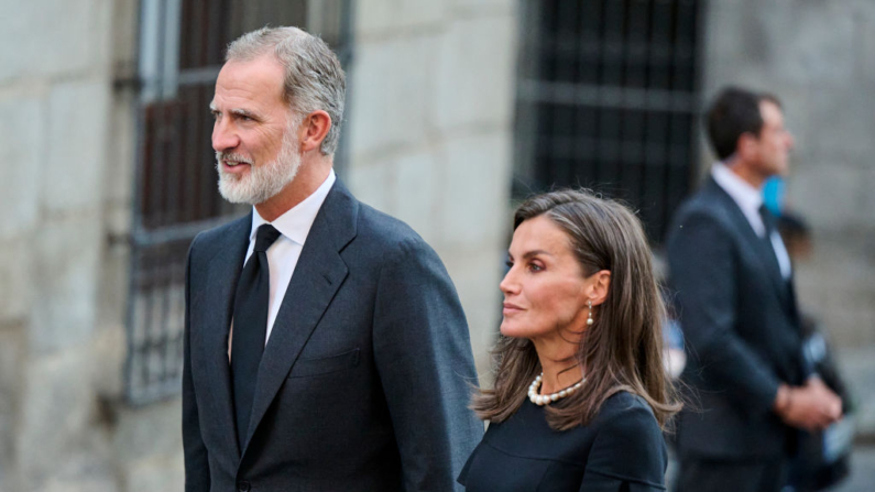 El rey Felipe VI de España y la reina Letizia de España llegan al homenaje masivo a Juan Gómez-Acebo en la Iglesia Catedral de las Fuerzas Armadas el 8 de septiembre de 2024 en Madrid, España. (Borja B. Hojas/Getty Images)