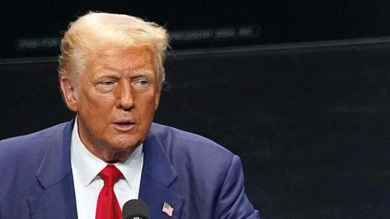 El expresidente Donald Trump pronuncia un discurso de campaña en el Johnny Mercer Theatre Civic Center, de Savannah, Georgia, el 24 de septiembre de 2024. (Megan Varner/Reuters)