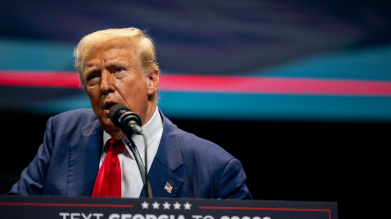 El candidato presidencial republicano, el expresidente de Estados Unidos Donald Trump, habla a los asistentes durante un mitin de campaña en el Johnny Mercer Theatre el 24 de septiembre de 2024 en Savannah, Georgia. (Brandon Bell/Getty Images)