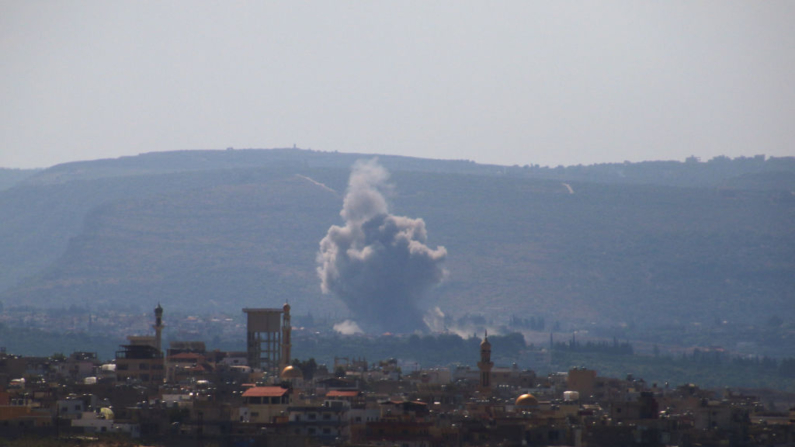 Una nube de humo tras un ataque israelí en la zona de el-Hosh, cerca de la ciudad portuaria de Tiro, en el sur del Líbano, el 24 de septiembre de 2024.  (Hassan Fneich/AFP vía Getty Images)