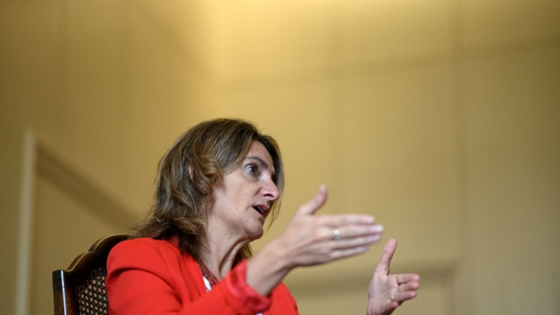 La ministra española de Transición Ecológica y el Reto Demográfico, Teresa Ribera Rodríguez, habla durante una entrevista en Madrid el 19 de octubre de 2022. (Photo by OSCAR DEL POZO/AFP via Getty Images)