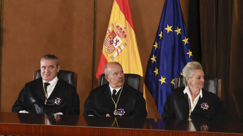 El magistrado José María Macías Castaño (i) sentado junto a sus compañeros Juan Carlos Campo y María Luisa Segoviano, tras tomar posesión como juez del Tribunal Constitucional, en el Alto Tribunal, en Madrid. EFE/J.J. Guillén