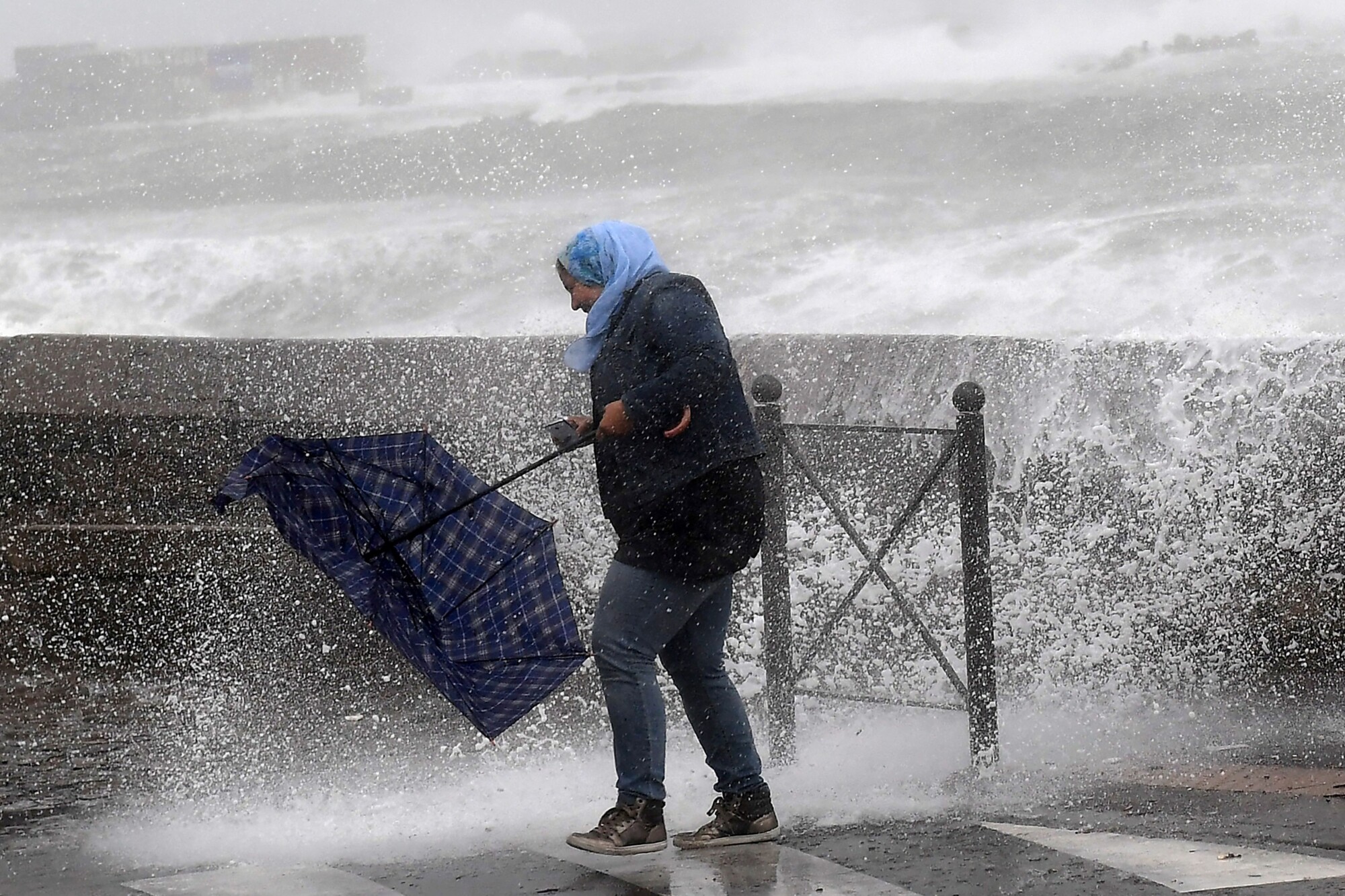 La borrasca Aitor pone en alerta a 7 comunidades por lluvias y viento, Galicia en naranja