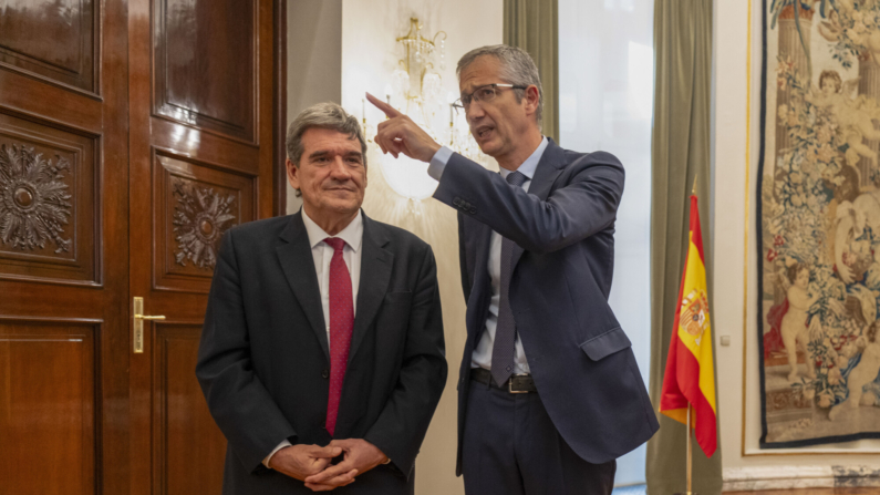 El exgobernador del Banco de España, Pablo Hernández de Cos (d), habla con su sucesor en el cargo, el exministro para la Transformación Digital y la Función Pública José Luis Escrivá, durante el acto de posesión de este último como nuevo responsable de la institución, este martes en Madrid. EFE/ Borja Sánchez-Trillo