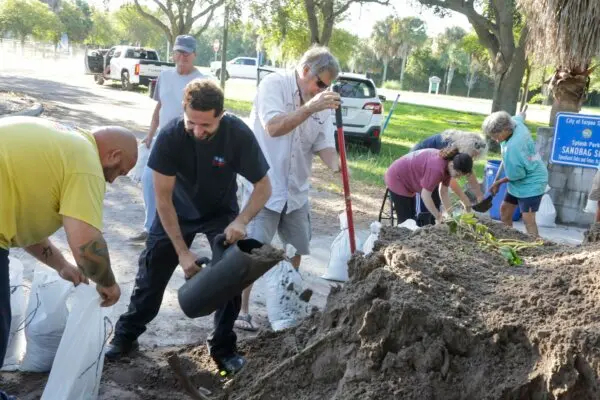 Se llenan sacos de arena en un sitio público mientras los residentes preparan sus hogares para posibles inundaciones en Tarpon Springs, Florida, el 24 de septiembre de 2024. (Douglas R. Clifford/Tampa Bay Times vía AP)