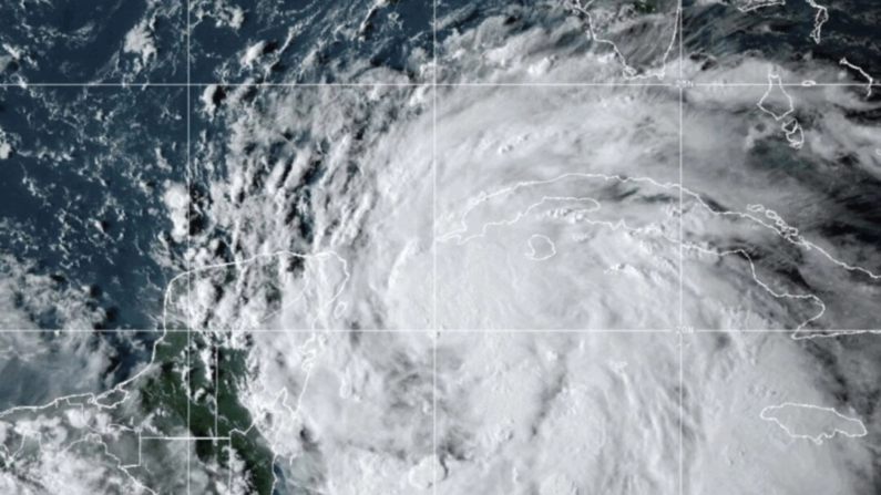 Esta imagen de satélite de la Administración Nacional Oceánica y Atmosférica tomada a las 6:10 pm ET muestra la tormenta tropical Helene frente a la costa del Golfo de Florida, cerca de México y Cuba, el 24 de septiembre de 2024. (NOAA vía AP)