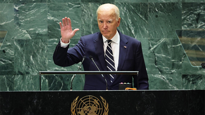 El presidente Joe Biden saluda mientras abandona el escenario durante la Asamblea General de las Naciones Unidas (AGNU) en la sede de las Naciones Unidas, en Nueva York, el 24 de septiembre de 2024. (Michael Santiago/Getty Images)