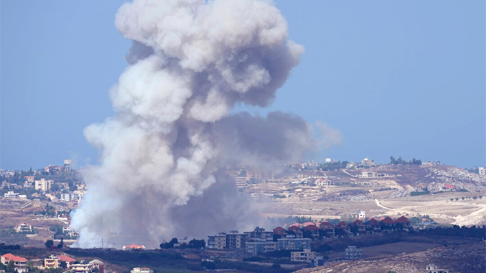 El humo se eleva desde los ataques aéreos israelíes contra aldeas en el distrito de Nabatiyeh, visto desde la ciudad sureña de Marjayoun, Líbano, lunes 23 de septiembre de 2024. (Hussein Malla/Foto AP)