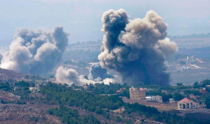 El humo se eleva tras los ataques aéreos israelíes contra pueblos en el distrito de Nabatiyeh. Vista desde la ciudad de Marjayoun, al sur de Líbano, el 23 de septiembre de 2024. (Hussein Malla/Foto AP)