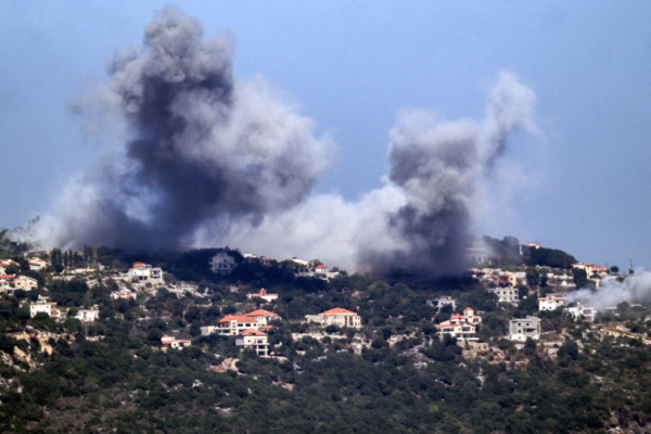 Una nube de humo surge durante un ataque aéreo israelí contra el pueblo de Sujud, en el sur de Líbano, el 25 de septiembre de 2024. (Rabih Daher/ AFP vía Getty Images)