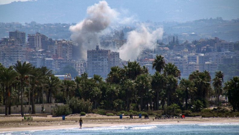 Una nube de humo surge durante los ataques aéreos israelíes contra un pueblo al sur de Tiro, en el sur del Líbano, el 25 de septiembre de 2024. En el sur del Líbano, bastión de Hezbolá, aviones de guerra israelíes bombardearon pueblos por tercer día consecutivo el 25 de septiembre. (Hasan Fneich/ AFP vía Getty Images)