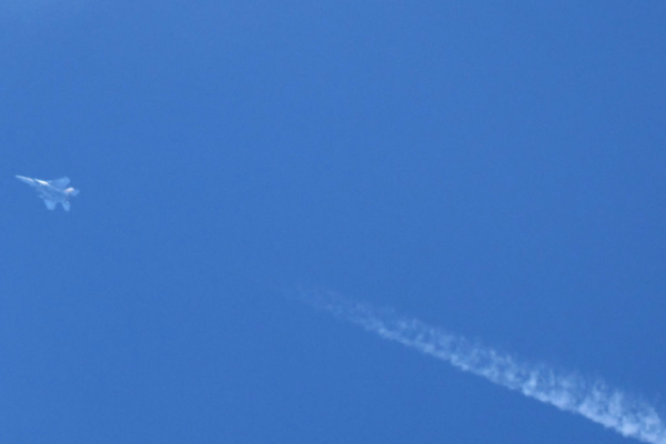 Un caza israelí sobrevuela la ciudad septentrional de Haifa el 25 de septiembre de 2024. (Jack Guez/AFP vía Getty Images)