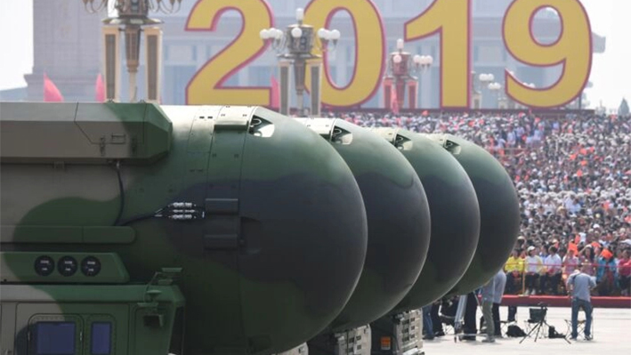 Los misiles balísticos intercontinentales con capacidad nuclear DF-41 de China se ven durante un desfile militar en la plaza de Tiananmen en Beijing para conmemorar el 70 aniversario de la fundación de la República Popular China el 1 de octubre de 2019. (GREG BAKER/AFP vía Getty Images)