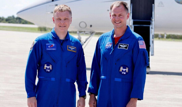 El astronauta de la Crew-9 de la NASA Nick Hague (R) y el cosmonauta de Roscosmos Alexander Gorbunov llegan al Centro Espacial Kennedy antes de su lanzamiento a la Estación Espacial Internacional en Cabo Cañaveral, Florida, el 21 de septiembre de 2024. (Joe Skipper/Reuters)