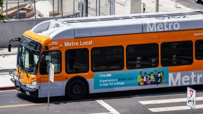 Un autobús de Metro en Los Ángeles, el 7 de agosto de 2024. (John Fredricks/The Epoch Times)