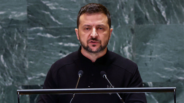 El presidente de Ucrania, Volodímir Zelenski, se dirige a los líderes mundiales durante la Asamblea General de las Naciones Unidas (AGNU) en la sede de las Naciones Unidas el 25 de septiembre de 2024 en Nueva York. (Spencer Platt/Getty Images)