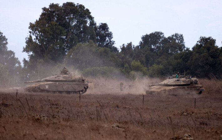 Tanques israelíes desplazándose en los Altos del Golán en medio de hostilidades transfronterizas entre Hezbolá e Israel, el 22 de septiembre de 2024. (REUTERS/Jim Urquhart)