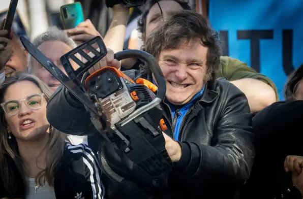 El entonces candidato presidencial Javier Milei levanta una motosierra durante un acto de campaña en Buenos Aires, Argentina, el 25 de septiembre de 2023. (Tomas Cuesta/Getty Images)