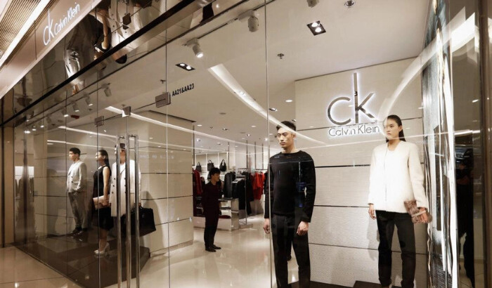 Presentación de una modelo en vivo durante la presentación de otoño de 2012 en una tienda de Calvin Klein en Oriental Plaza en Beijing el 13 de noviembre de 2012. (Lintao Zhang/Getty Images para Calvin Klein)