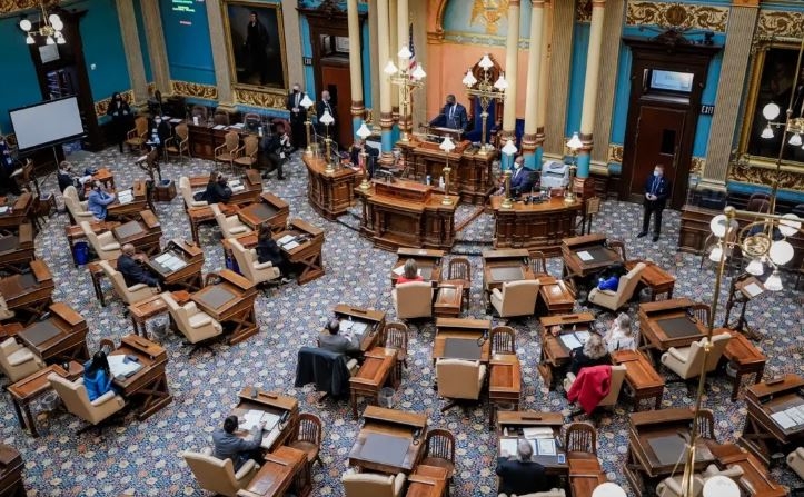 El vicegobernador de Michigan, Garlin Gilchrist, abre la sesión del colegio electoral del Estado en el Capitolio estatal en Lansing el 14 de diciembre de 2020. (Carlos Osorio/Pool/Getty Images)