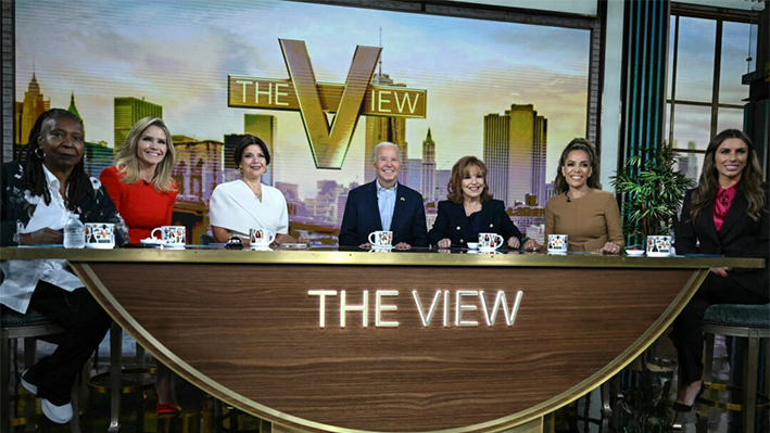 El presidente de EE. UU. Joe Biden (C) asiste a una entrevista en directo en el programa "The View" de ABC en Nueva York el 25 de septiembre de 2024. Las presentadoras son Whoopi Goldberg (izquierda), Sara Haines (segunda izquierda), Ana Navarro (tercera izquierda), Joy Behar (tercera derecha), Sunny Hostin (segunda derecha) y Alyssa Farah Griffin (derecha). (Andrew Caballero-Reynolds/AFP)