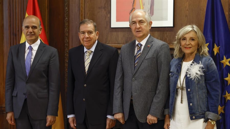 El dirigente opositor venezolano Edmundo González Urrutia (2i), se reúne con el diputado de UPN Alberto Catalán y la senadora María Caballero, el 25 de septiembre de 2025 en el Congreso de los diputados en Madrid (España). EFE/ J. P. Gandul