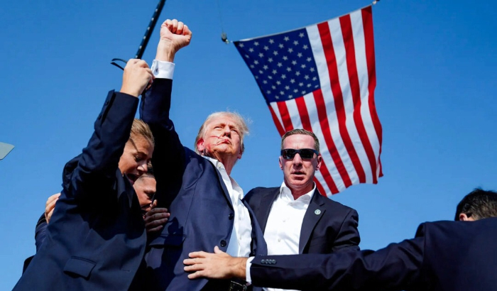 El presidente Donald Trump levanta el puño mientras es escoltado fuera del escenario en el mitin en Butler, Pensilvania, el 13 de julio de 2024. (NTD, Evan Vucci/AP Photo)
