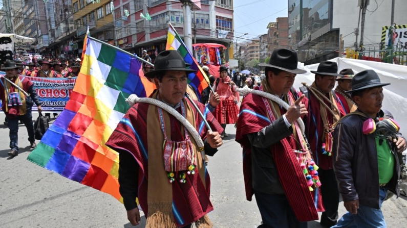 Indígenas del sindicato 'Ponchos Rojos', que habían anunciado que intentarían recuperar sus cargos en la capital de manos de una facción progubernamental, protestan contra las políticas económicas del gobierno del presidente Luis Arce, en La Paz (Bolivia) el 25 de septiembre de 2024. (Aizar Raldes/AFP vía Getty Images)