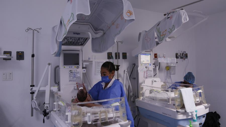 Fotografía de archivo que muestra a una enfermera alimentando a un bebé con leche materna en el área de cuneros del Hospital Civil Fray Antonio Alcalde en la ciudad de Guadalajara, Jalisco (México). EFE/Francisco Guasco