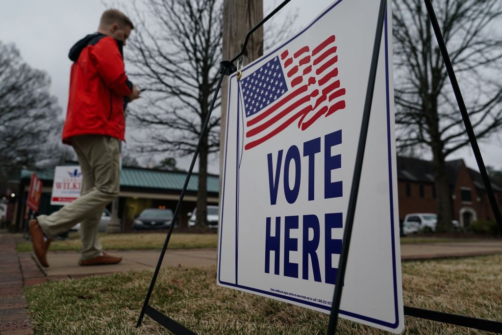 Juez federal bloquea parcialmente una ley electoral de Alabama