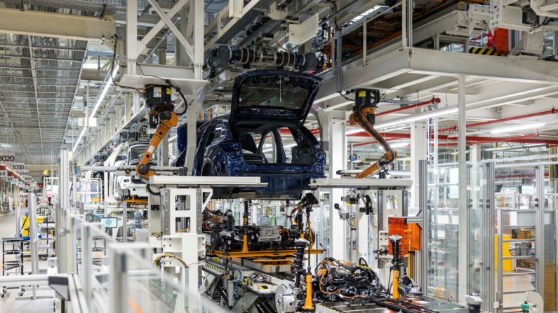 Un coche eléctrico se fabrica en la planta del fabricante alemán de automóviles Volkswagen en Zwickau, al este de Alemania, el 20 de agosto de 2024. (JENS SCHLUETER/AFP vía Getty Images)