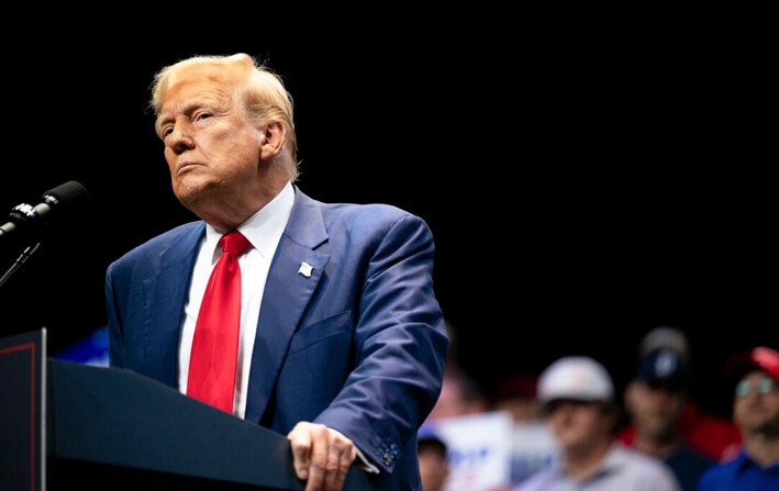 El expresidente Donald Trump habla con los asistentes durante un mitin de campaña en el Teatro Johnny Mercer, en Savannah, Georgia, el 24 de septiembre de 2024. (Brandon Bell/Getty Images)