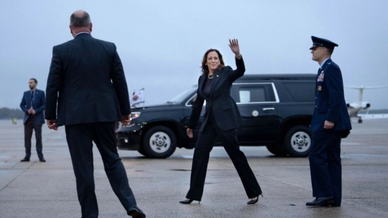 La vicepresidenta y candidata presidencial demócrata Kamala Harris saluda mientras camina hacia un vehículo desde la Fuerza Aérea Dos en la Base Conjunta Andrews, Maryland, el 25 de septiembre de 2024. (Erin Schaff/POOL/AFP vía Getty Images)