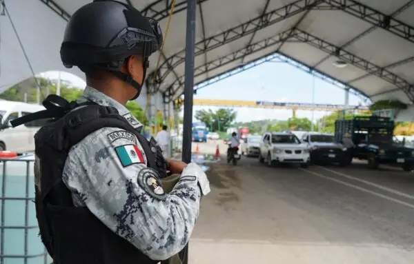 Un miembro de la Guardia Nacional Mexicana en un puesto de control cerca de una protesta por la liberación de un grupo de víctimas de secuestro en Chiapa de Corzo, estado de Chiapas, México, el 29 de junio de 2023. (Raúl Mendoza/AFP vía Getty Images)