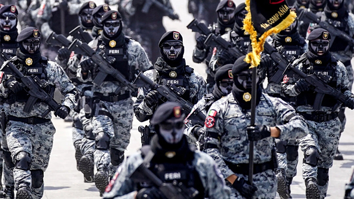 Guardias Nacionales mexicanos marchan en el desfile militar del Día de la Independencia a través de la plaza principal de la capital, el Zócalo, en la Ciudad de México, el 16 de septiembre de 2024. (Félix Márquez/AP)