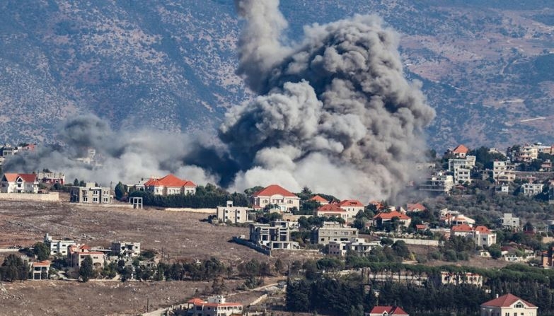 El humo se eleva desde el lugar de un ataque aéreo israelí que tuvo como objetivo la aldea de Khiam, en el sur de Líbano, el 25 de septiembre de 2024. (Rabih Daher/AFP vía Getty Images)