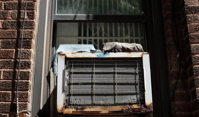 Un aire acondicionado en la ventana de una casa de Brooklyn el 20 de agosto de 2015, en la ciudad de Nueva York. La reducción gradual de los hidrofluorocarbonos, que se utilizan para refrigeración, aire acondicionado y más, es parte de la política climática de la nación. (Spencer Platt/Getty Images)