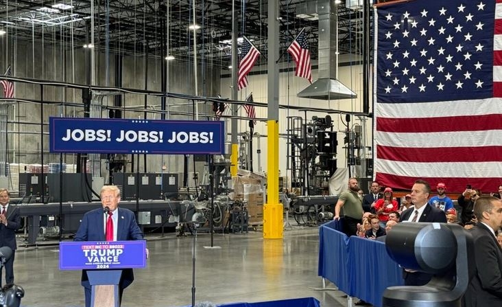 El candidato presidencial republicano y expresidente Donald Trump hace campaña en una fábrica en Mint Hill, Carolina del Norte, el 25 de septiembre de 2024. (Arjun Singh/The Epoch Times)