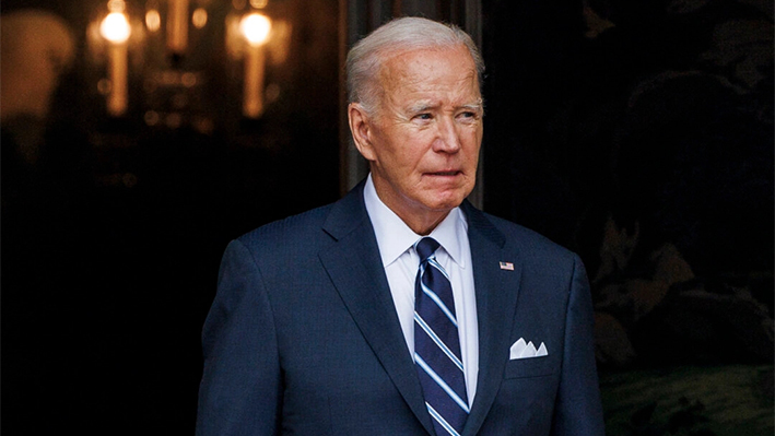 El presidente Joe Biden espera la llegada del jeque Mohamed bin Zayed Al Nahyan, presidente de los Emiratos Árabes Unidos, a la Casa Blanca el 23 de septiembre de 2024. (Aaron Schwartz/Middle East Images/AFP/Getty Images)