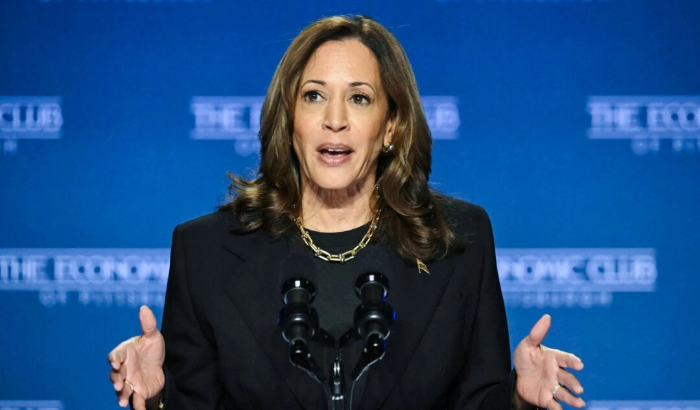 La candidata demócrata a la vicepresidencia Kamala Harris habla en el Philip Chosky Theatre durante un acto de campaña en Pittsburgh, Pensilvania, el 25 de septiembre de 2024. (Jim Watson / AFP)