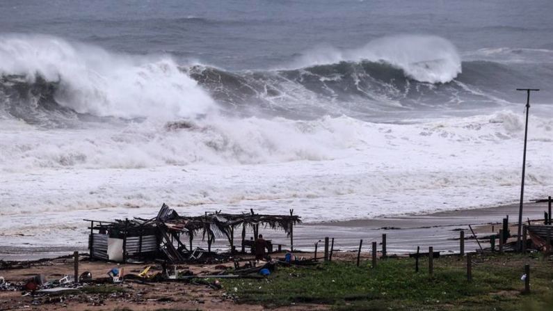 Fotografía que muestra la lluvia y el fuerte oleaje por el paso del huracán 'John', el 25 de septiembre de 2024, en el balneario de Acapulco, en el estado de Guerrero (México). EFE/ David Guzmán