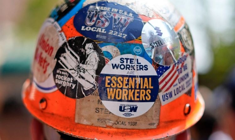 Una manifestación de empleados de U.S. Steel se lleva a cabo fuera de la United Steel Tower en el centro de Pittsburgh en relación a la transacción con Nippon Steel el miércoles 4 de septiembre de 2024. (AP Photo/Gene J. Puskar)