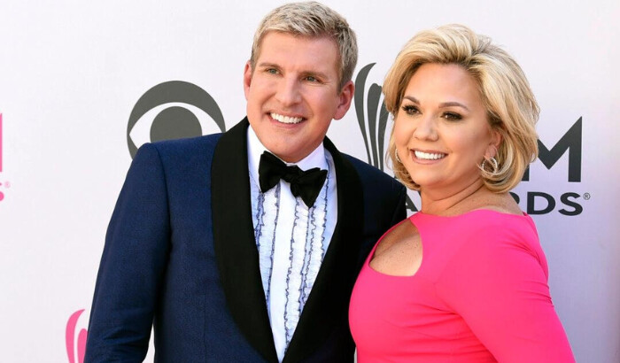 Julie Chrisley, a la derecha, y su esposo Todd Chrisley posan para fotos en la 52ª entrega anual de los Premios de la Academia de Música Country el 2 de abril de 2017 en Las Vegas. (Jordan Strauss/Invision/AP)